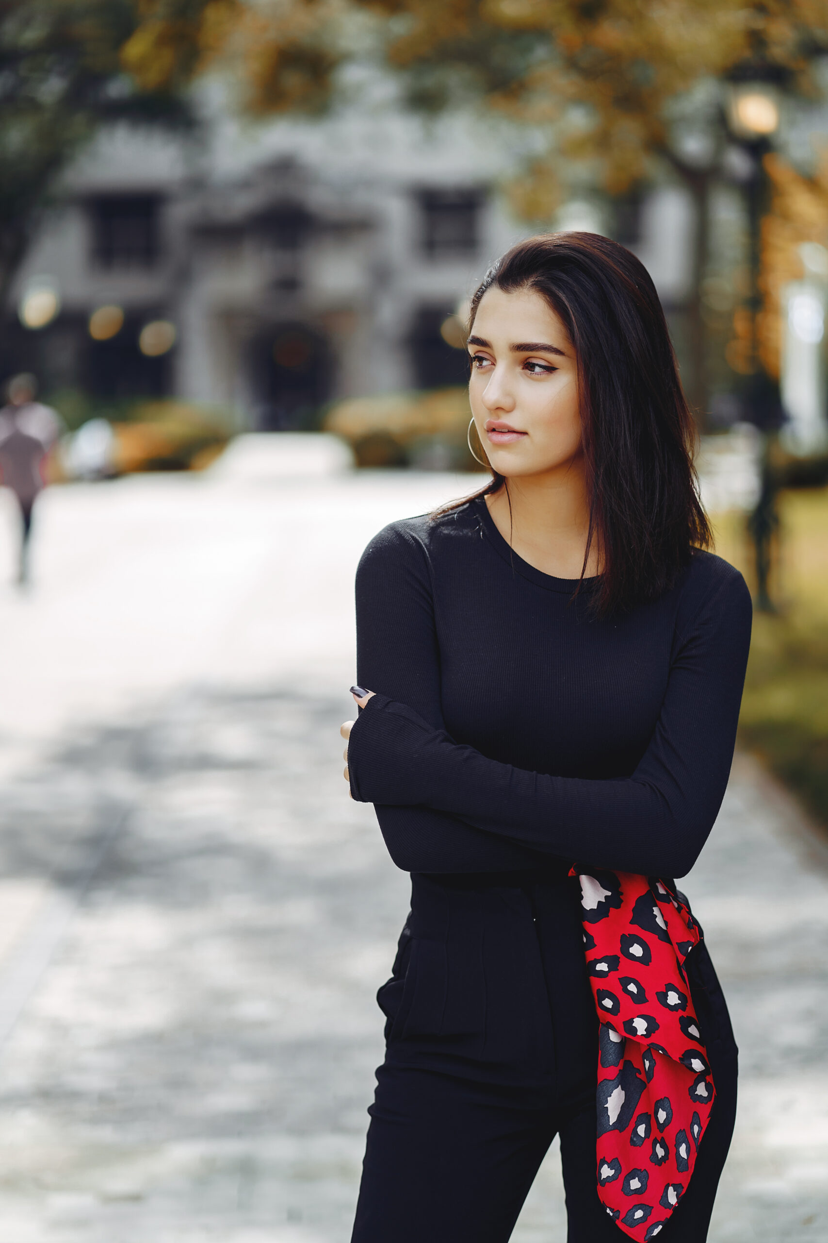 stylish girl wearing all black walking through her school's campus in Chicago during fall